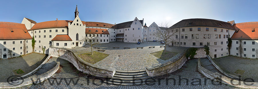 360° Panoramabild - Herzogsschloss - Innenhof mit Reitertreppe