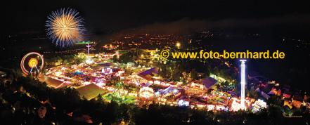 Gäubodenvolksfest - Nachtstimmung mit Feuerwerk