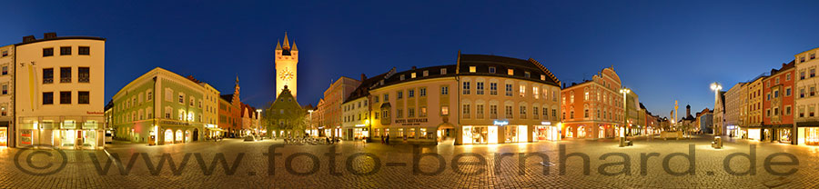 360° Panoramabild Theresienplatz Straubing bei Dämmerung