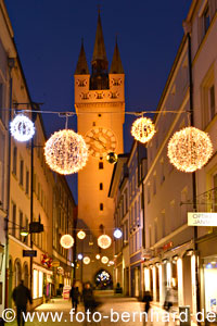 Stadtturm mit Winterbeleuchtung